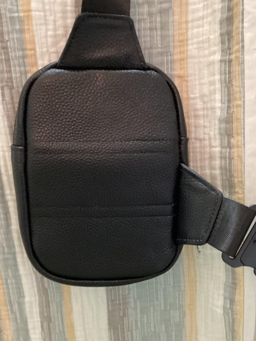 Concept Global leather travel sling bag.
RFID blocking. Anti-theft zipper locks - Picture 2 of 7
